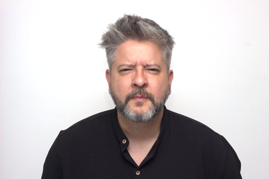 Retrato de Felipe Pelá olhando para a câmera