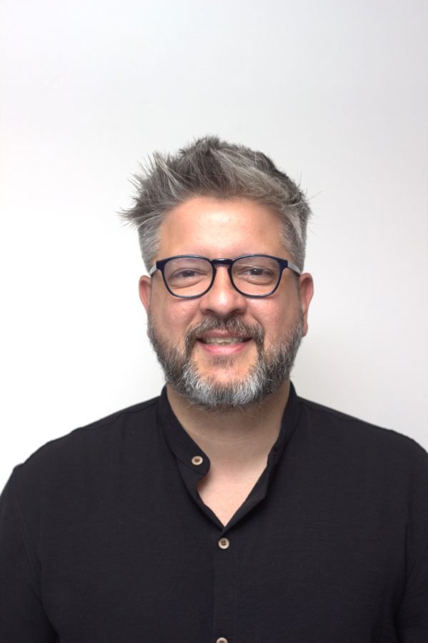 Felipe Pelá sorrindo